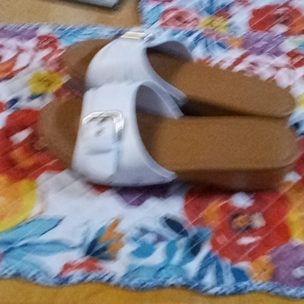 Sandles - Picture 2 of 3